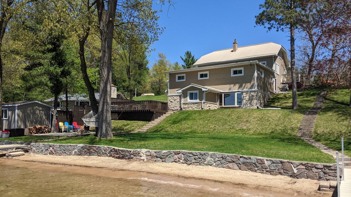 Pine River House | BEACH! 8 Bedroom Lakehouse! Sleeps 24+ Perfect For Families & Groups!