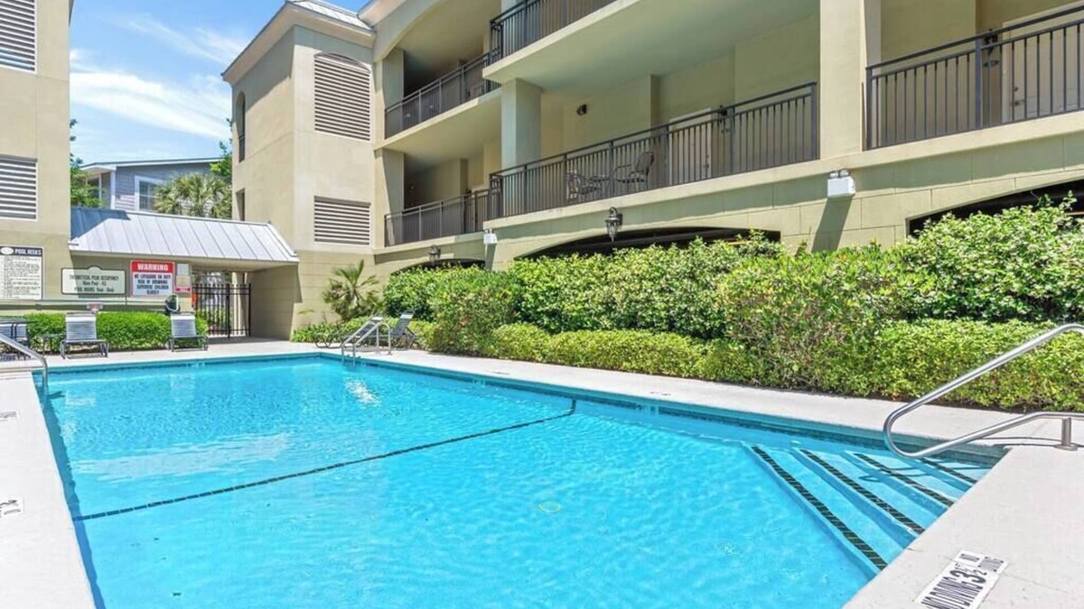 Saint Simons Island Condo | Beach Air -optional BIKES-Pool-Walk 2 Pier Village
