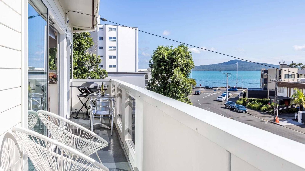Kohimarama Apartment | BEACH almost on your doorstep! Avail longer term
