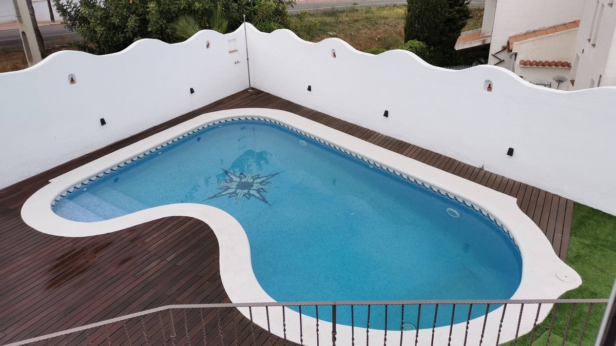 Cunit Ski Chalet | Beach and Mountain. Swimming pool and barbecue for your relaxation