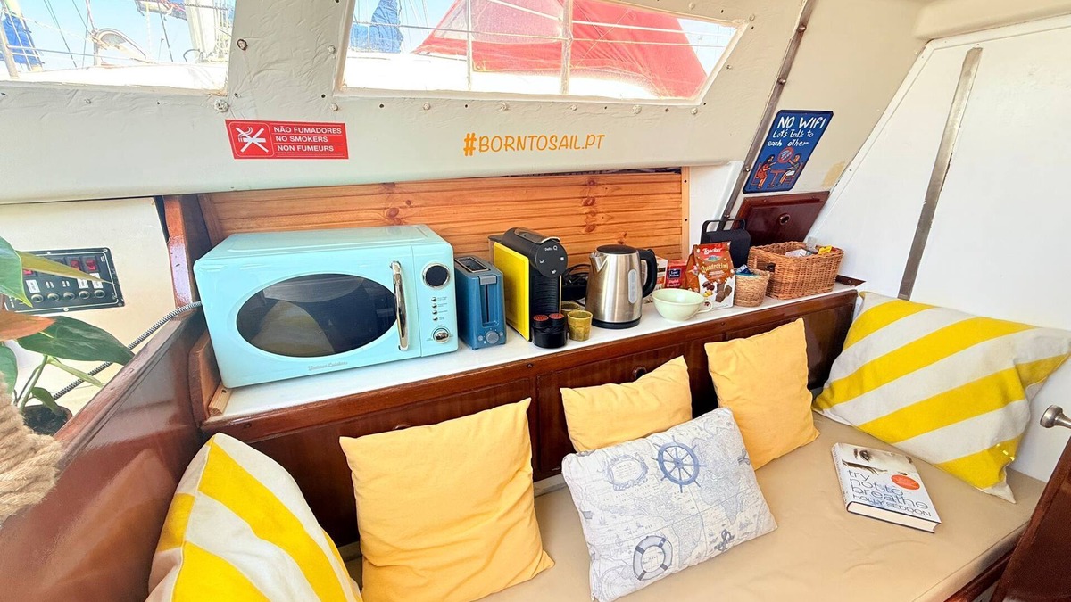 Oeiras Boat Rental | Beach and Surf cosy boat
