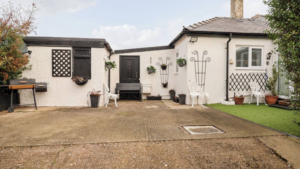 Kinmel Bay Cottage | BEACH APARTMENT, pet friendly, country holiday cottage in Rhyl