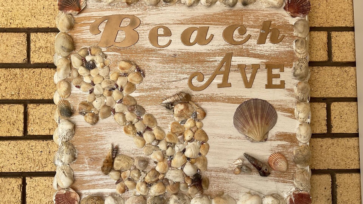 Tannum Sands House | BEACH AVE - WALK TO BEACH, SHOPS & TAVERN