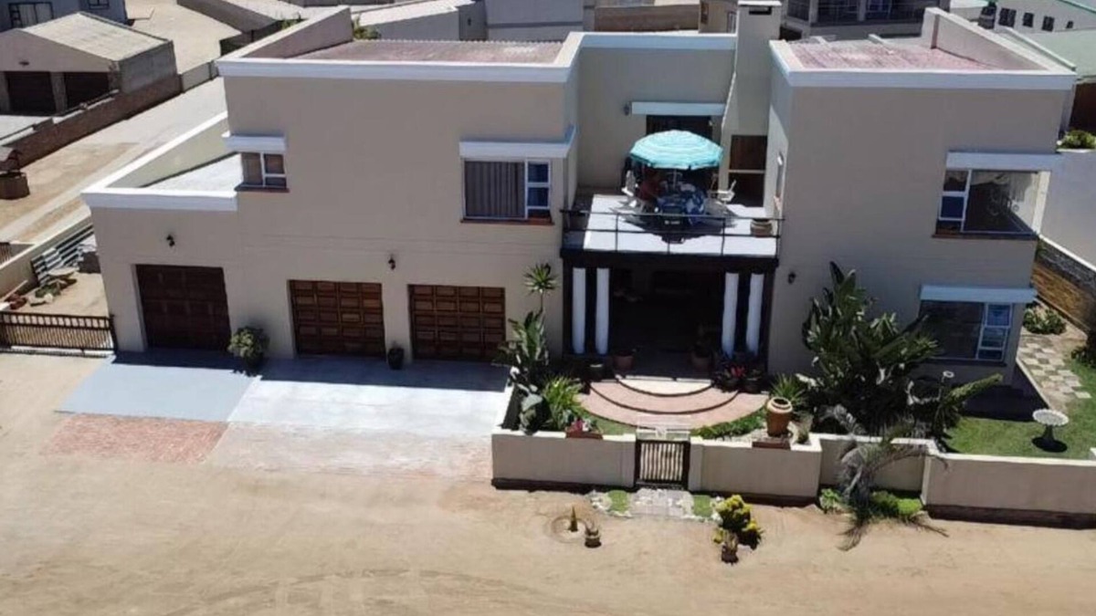 Henties Bay House | Beach, Braais & Big Memories - 4 Bedroom Family Home in Henties Bay
