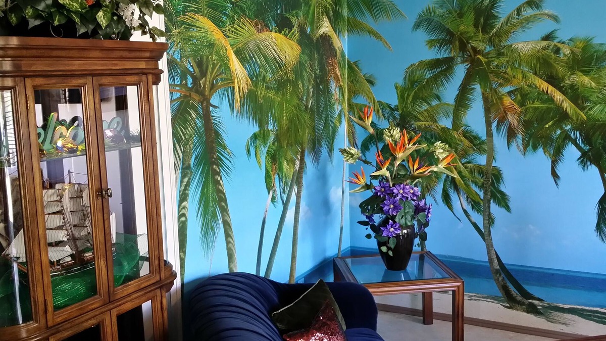 Bakersfield House | Beach Bungalow, garage, fenced in front yard, pet door and Wi-Fi