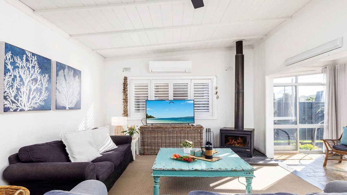 Corlette House | Beach Bungalow – pet friendly Beach Shack directly opposite beach