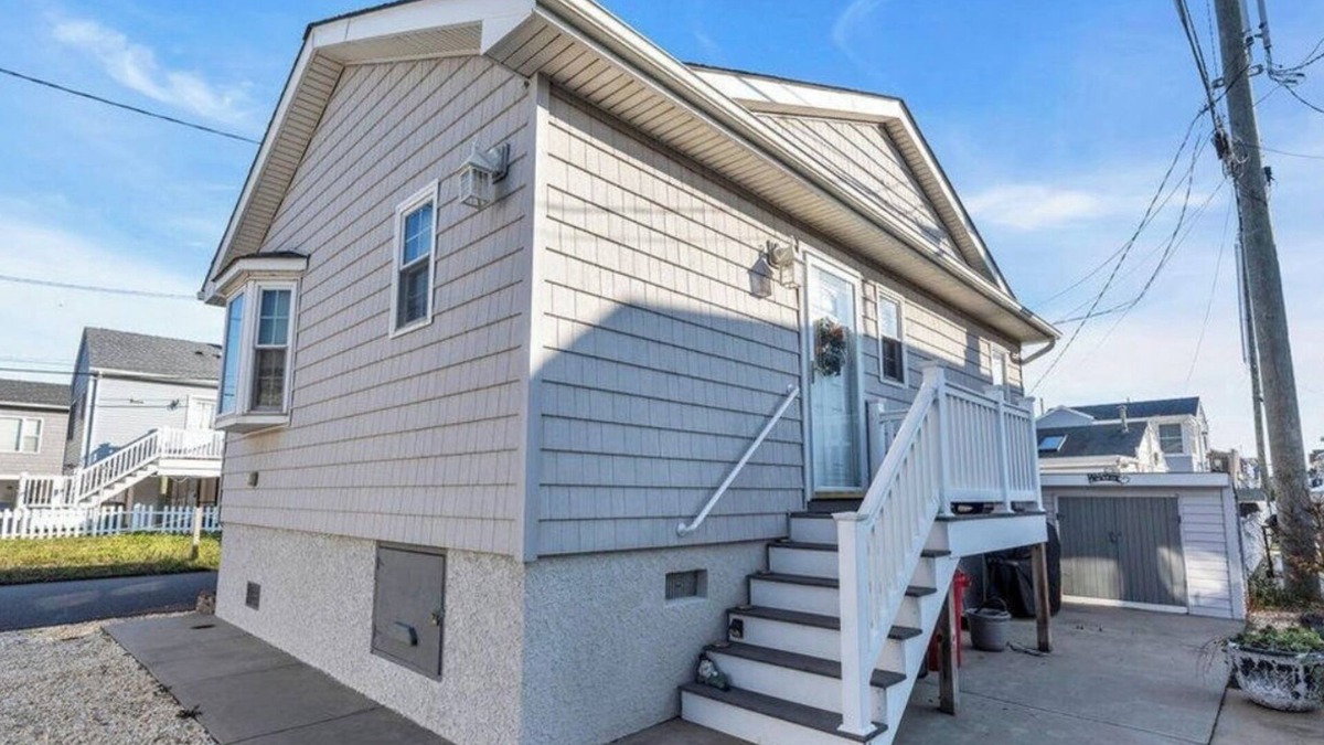 Lavallette House | Beach bungalow that can sleep up to 6! 4 minute walk to the beach!