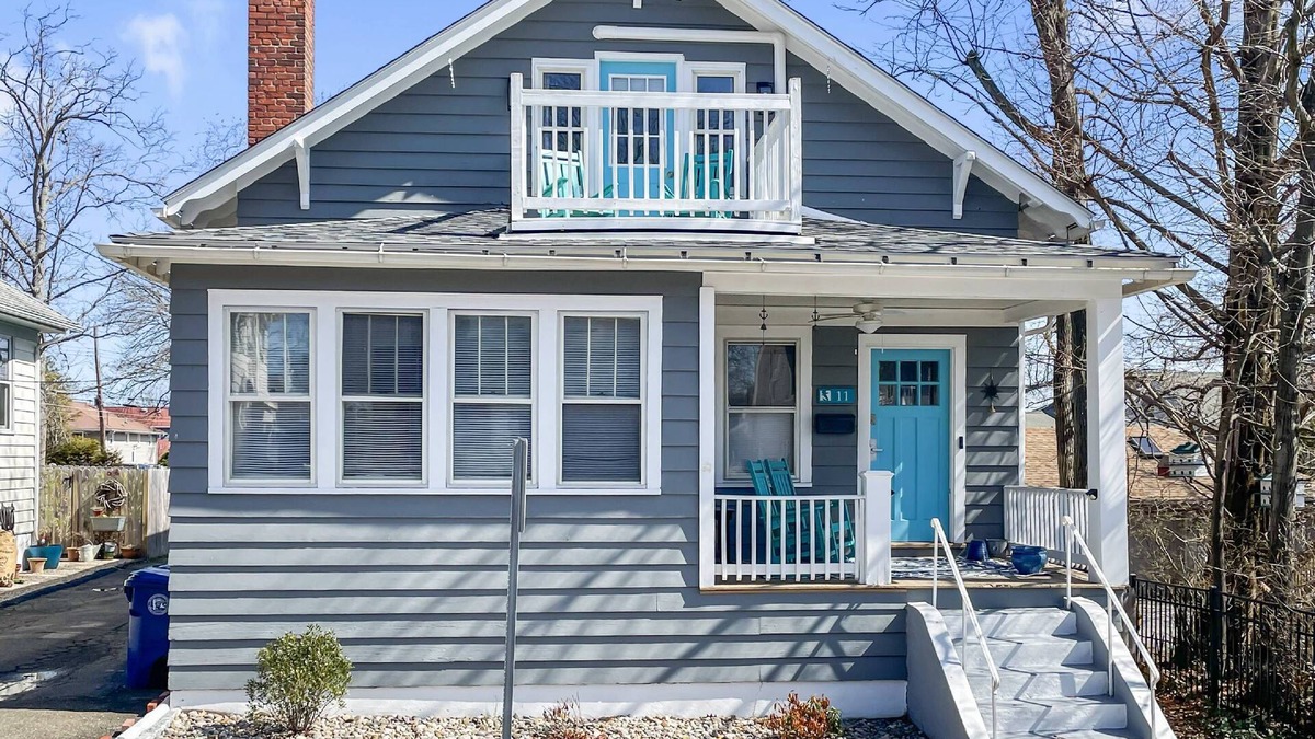 West Haven House | Beach Bungalow, walk to beach, private backyard