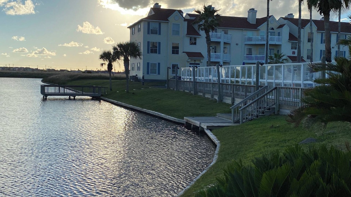 Corpus Christi Condo | Beach Condo-WiFi,4 min walk to water,sleeps 3+,Hot tub,pool,gym,sauna,car wash!