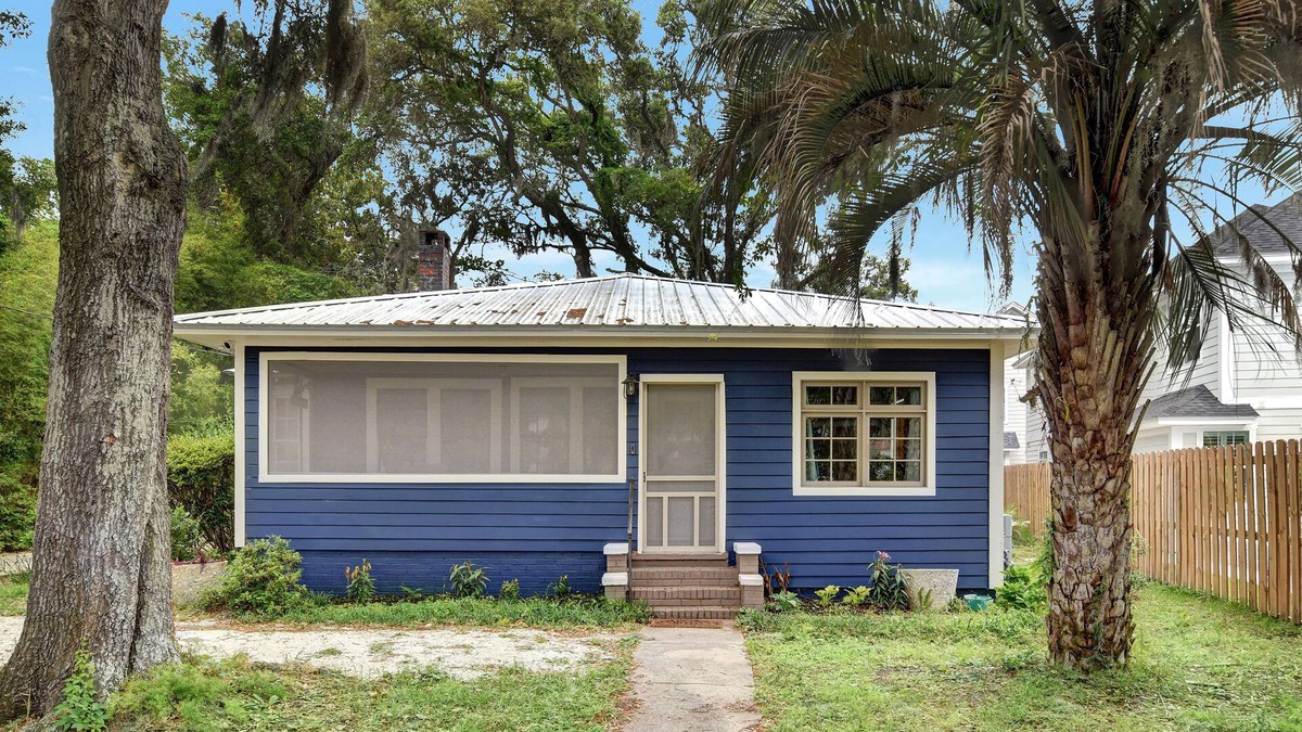 Saint Simons Heights Cottage | Beach Cottage! walk to restaurants. Minutes from Beach