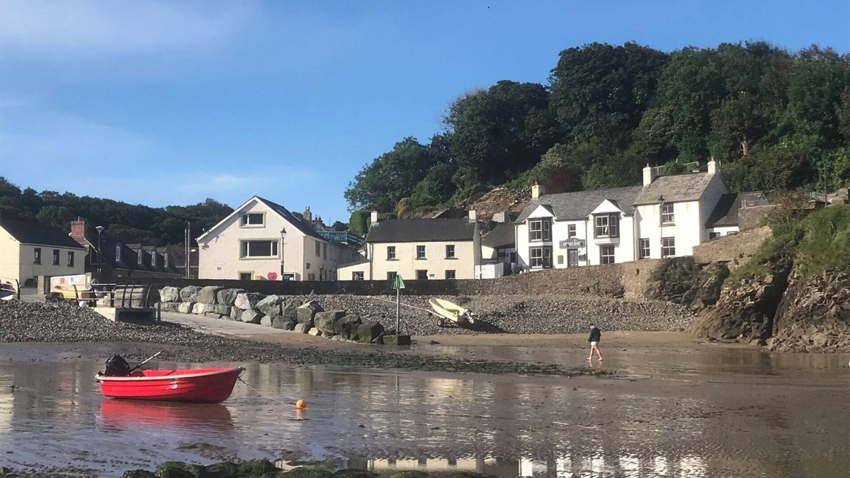 Little Haven Cottage | BEACH COTTAGE, pet friendly, with open fire in Little Haven