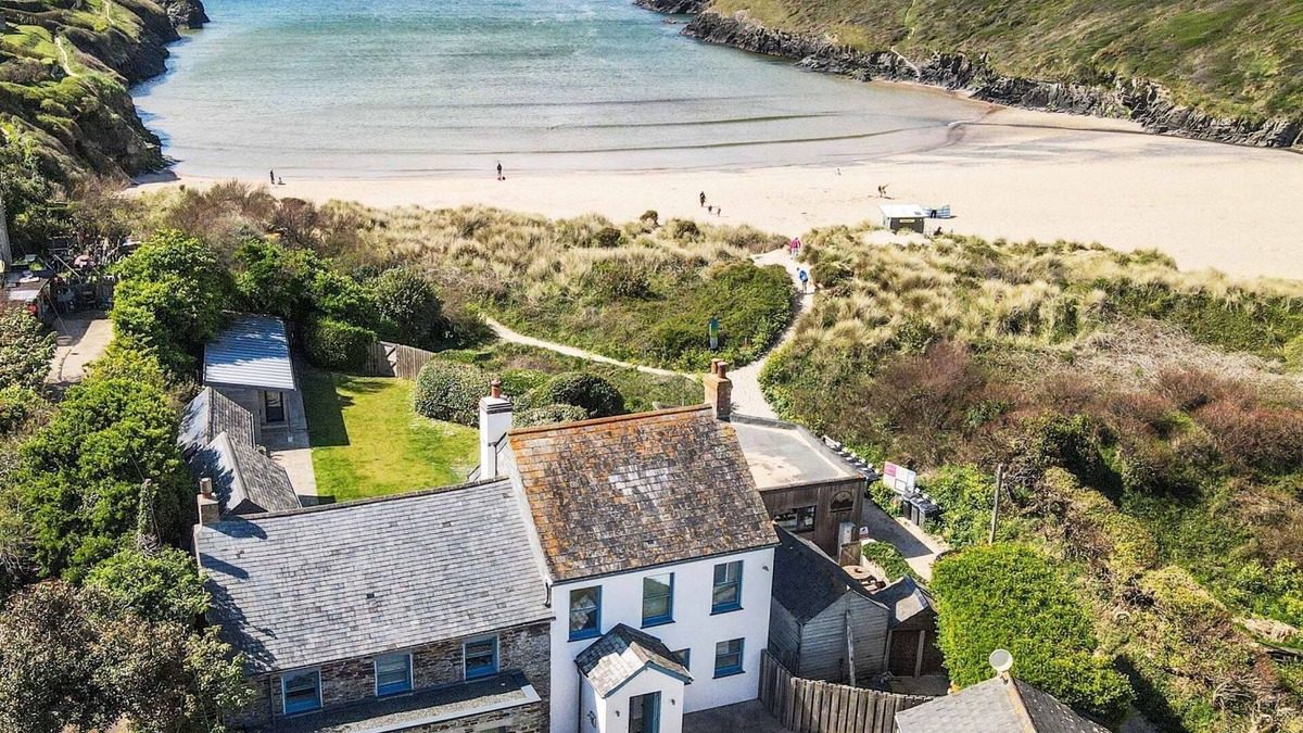 Padstow Cottage | Beach Cottage - Porthcothan - a cottage that sleeps 7-11 guests in 6 bedrooms