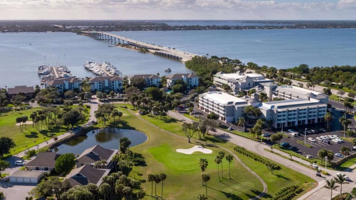 Stuart Apartment | Beach-Focused Getaway | Golf. Outdoor Pool