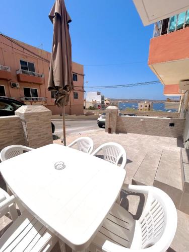 Għadira Apartment | Beach front 3-bedroom Holiday Home