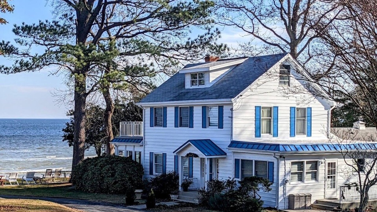 Calvert Beach-Long Beach House | Beach-Front Classic on the Chesapeake Bay