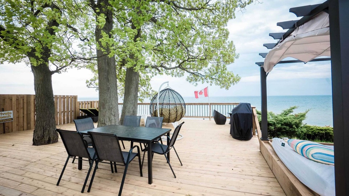 Crystal Beach House | Beach Front Family Cottage | Ping Pong & Karaoke!