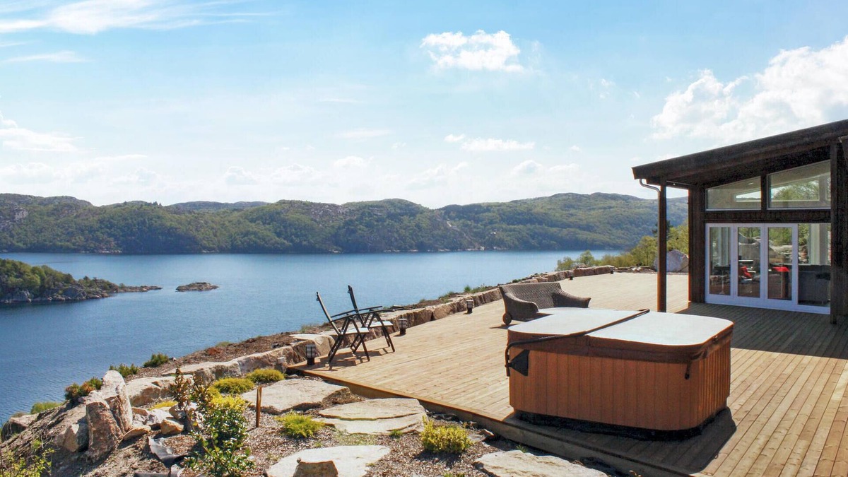 Lyngdal House | Beach front home in Lyngdal with WiFi