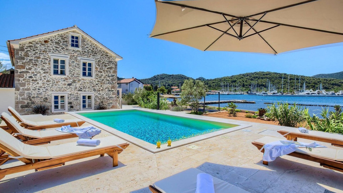 Sutomiscica House | Beach front home in Preko