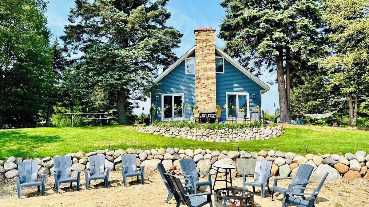 Port Hope House | Beach front house 🏖️ 3 BDR each with a King 👑 10 Minutes to Port Austin 🌅!