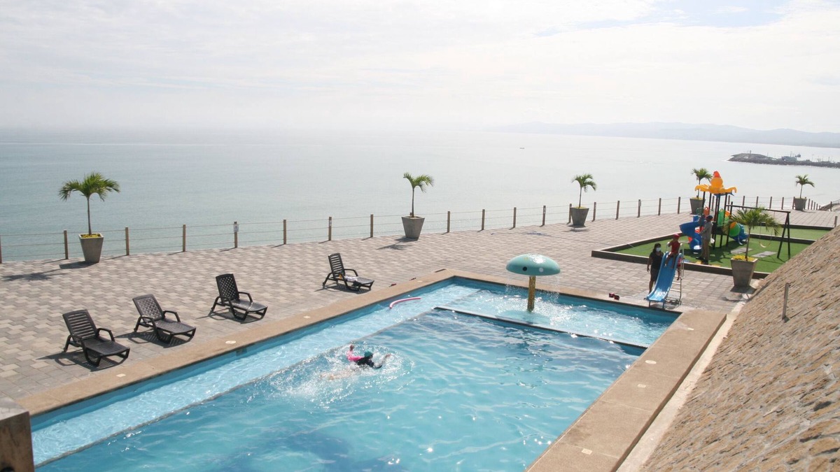 Manta House | Beach front house - Casa frente al mar