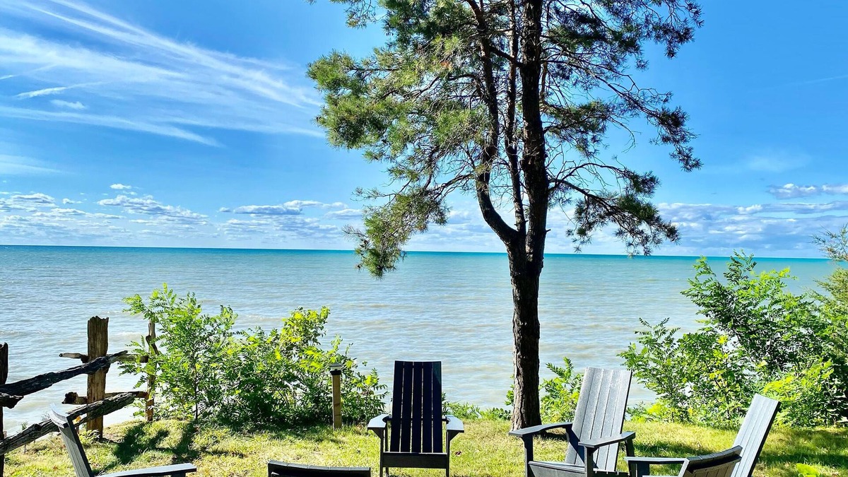 Lambton Shores Cottage | ☀BEACH FRONT large private family cottage☀️