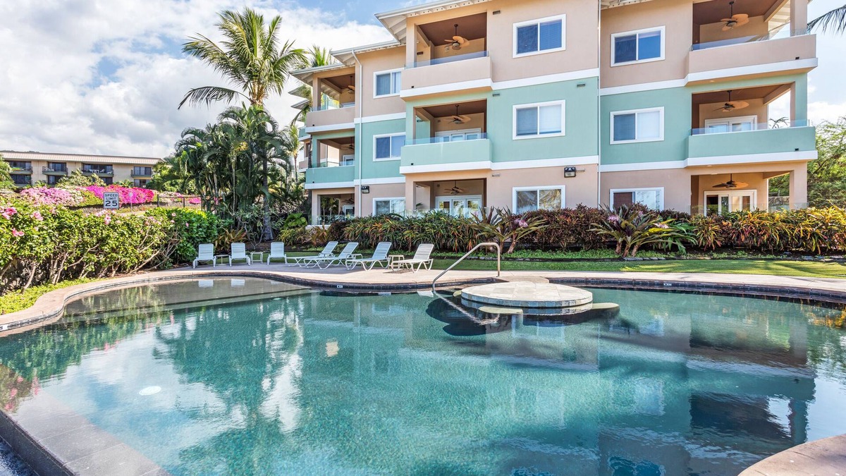 Kahaluu Bay Condo | Beach Front Ocean View Penthouse (Top Floor) Corner Unit with GREAT Internet!