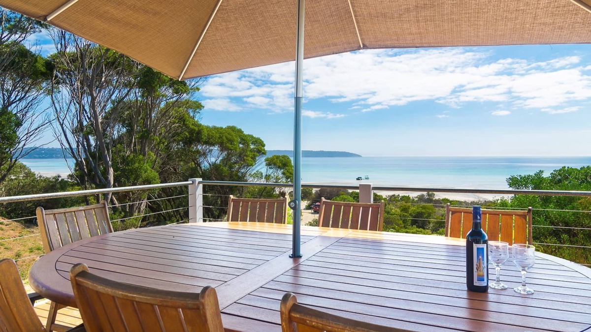 Island Beach House | Beach Front. Panoramic Views. Kayaks. Nestled in Nature