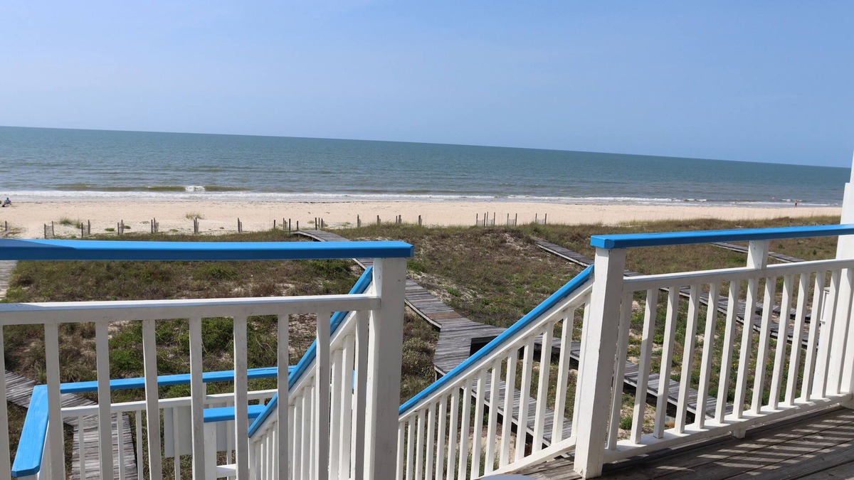 East End House | Beach Front Single House - with 6 Person Hot Tub - Holiday Weeks are on SALE!