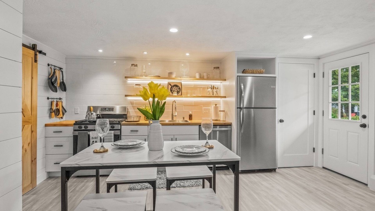 Dennis Apartment | Beach Getaway Condo, 4 Mins to Mayflower, Corporation Sleeps 4, Walk to Treats