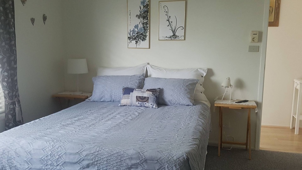 Corlette Bed & Breakfast | BEACH GETAWAY FOR A COUPLE, LINEN SUPPLIED