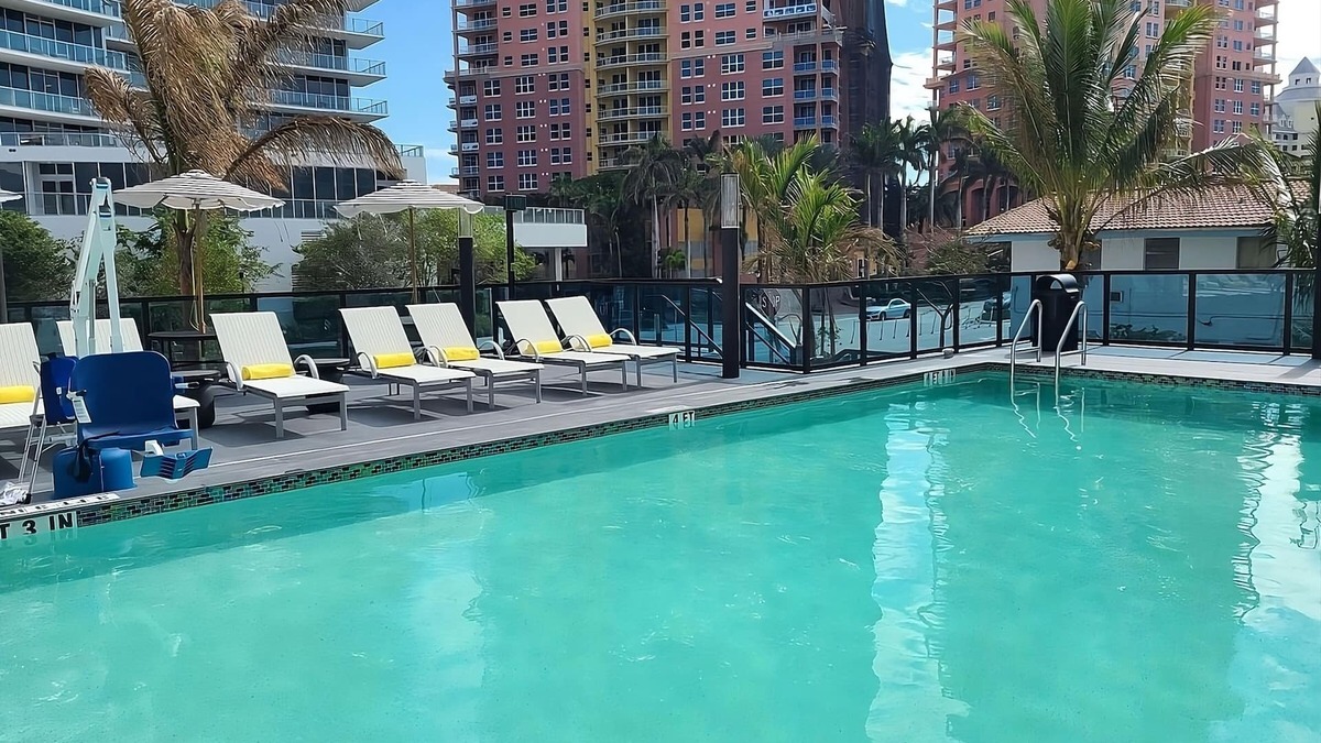 Lauderdale Beach Hotel | Beach Getaway! Spacious Unit, Steps to Beach, Pool, Valet Parking