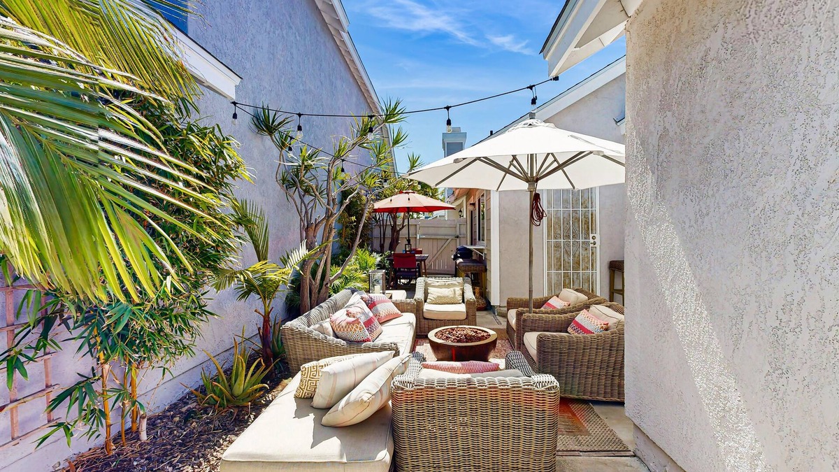 Aviara Cottage | Beach Getaway with Furnished Patio & Full Kitchen + Shared Pool & Spa