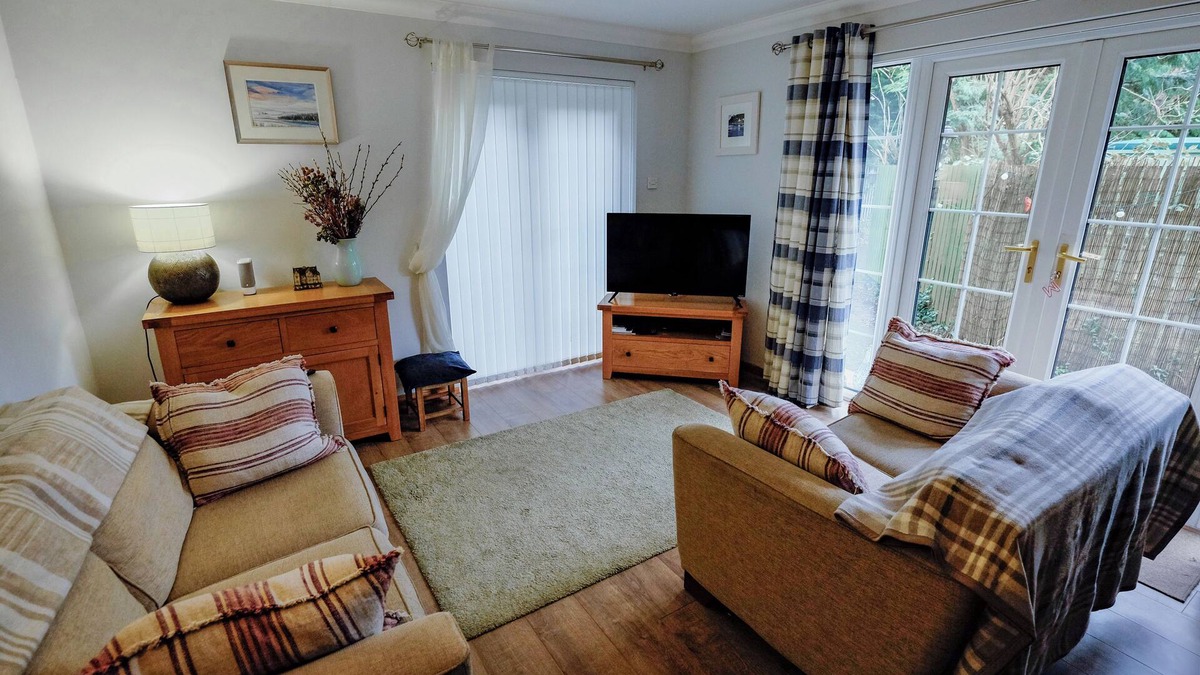 Bonnybridge Apartment | Beach Ground Floor Flat, Edinburgh, Golf Coast & Festival Sleeps 4,