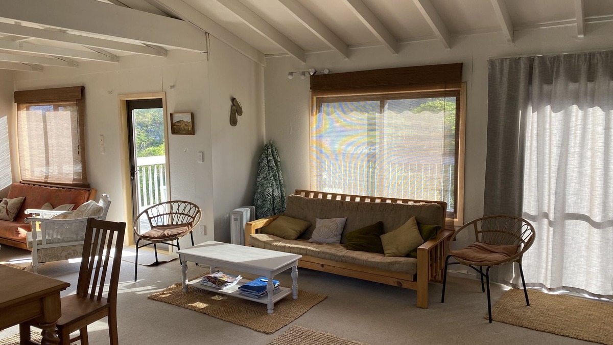 Mahia House | Beach-handy bach at Mahanga