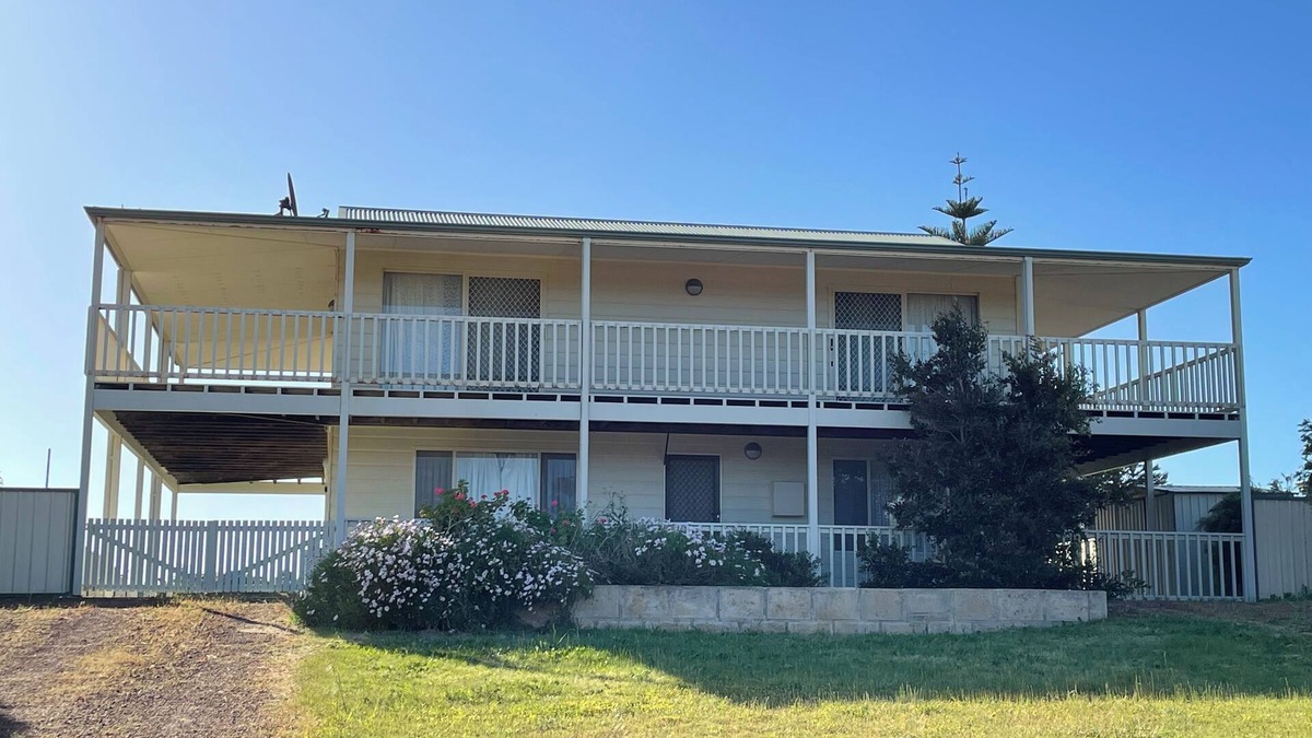 Hopetoun House | Beach Haven - a spacious 2-storey beach house with beautiful sunset views!
