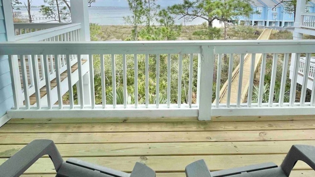 Innerarity Townhomes House | Beach Haven: Beautiful views, Kayaks, Pool & more!