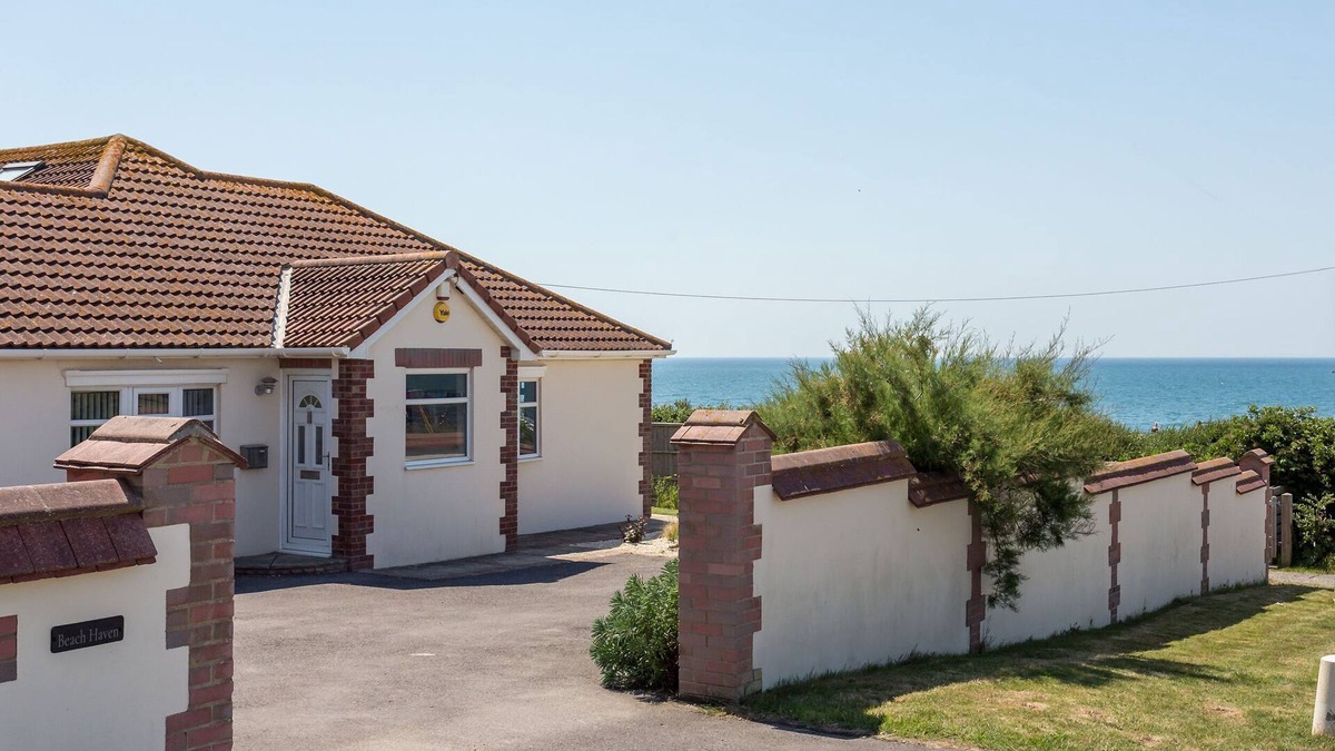 West Bexington Cottage | BEACH HAVEN, pet friendly, country holiday cottage in West Bexington