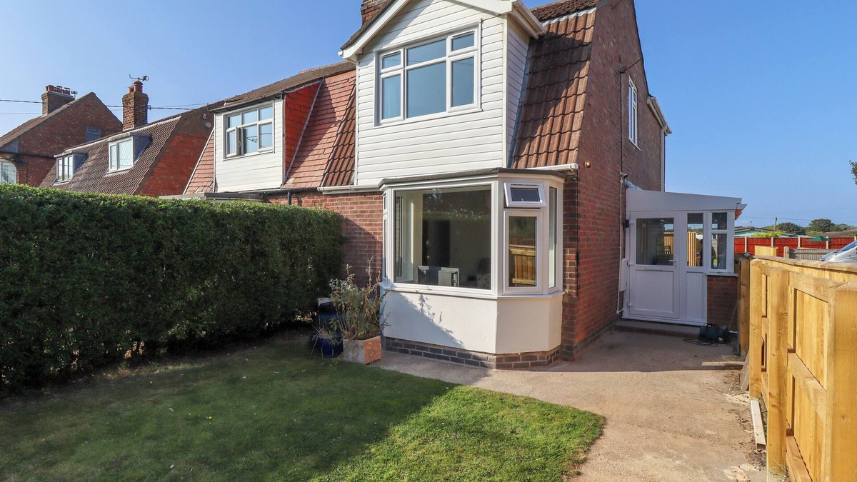 Anderby Creek Cottage | BEACH HAVEN, pet friendly, country holiday cottage in Anderby Creek