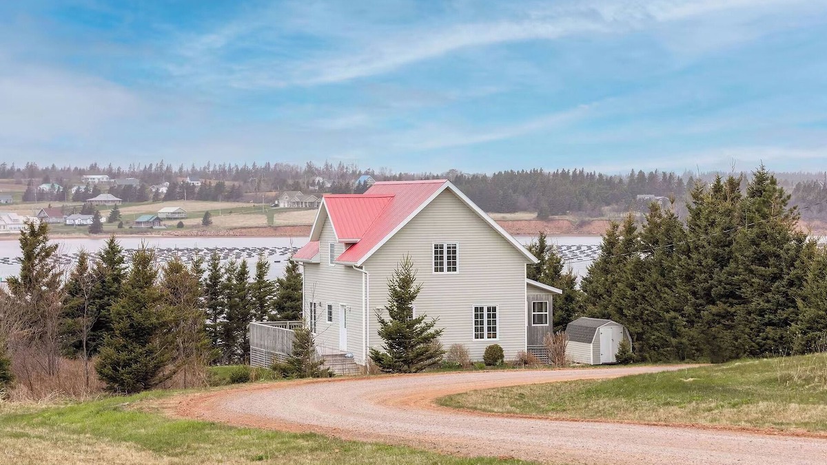 Anglo Rustico House | Beach Hill Cottage with Beautiful Water View