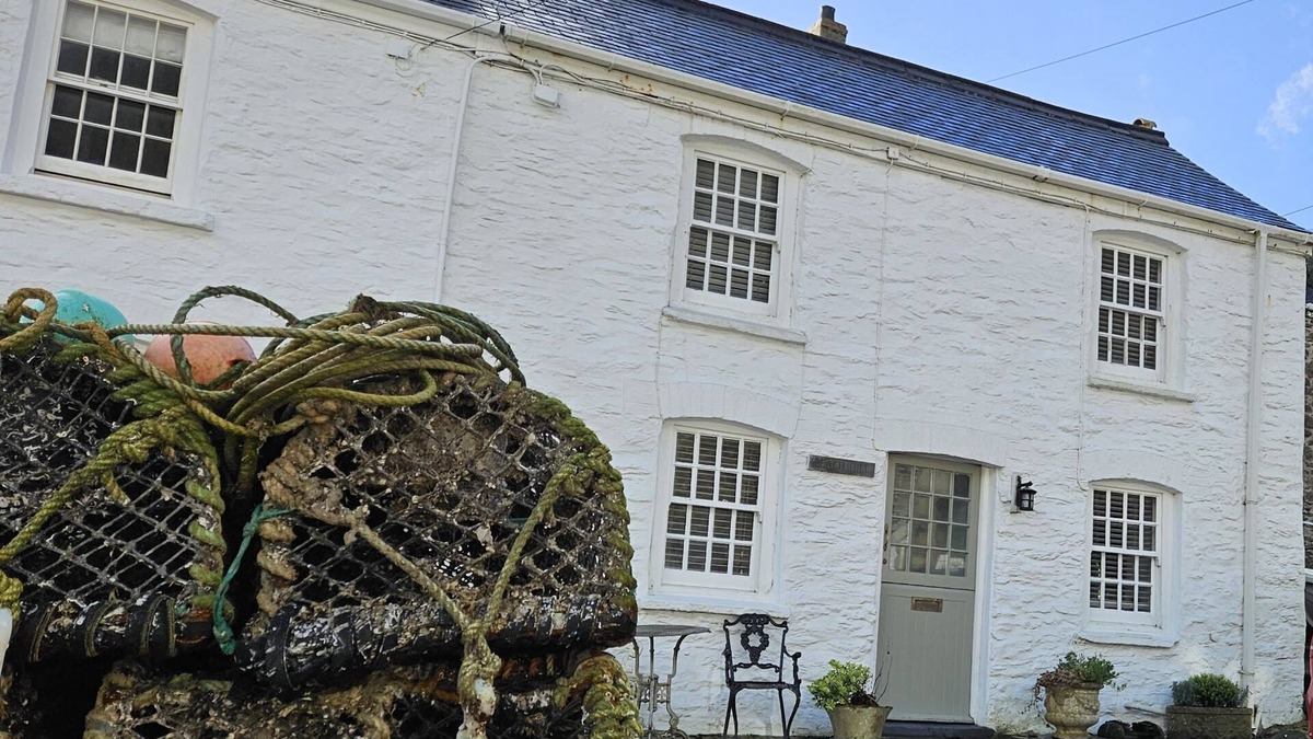 Portloe Cottage | Beach Hill Cottage - a cottage that sleeps 4 guests in 2 bedrooms