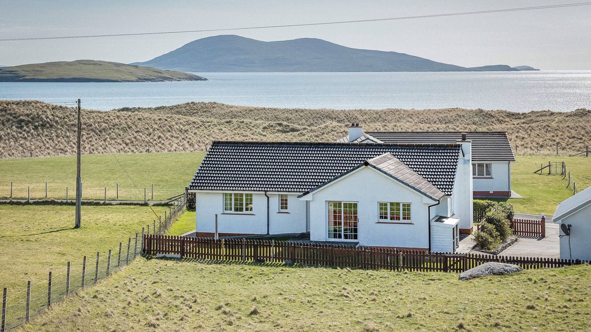 Harris Cottage | Beach holiday home 5 minutes' walk to Luskentyre Beach