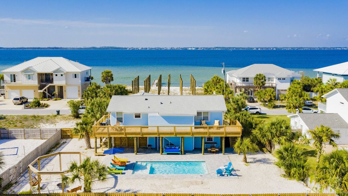 Villa Segunda House | Beach Home - Game Room - Private Pool - 5 min walk to beaches - Pet friendly
