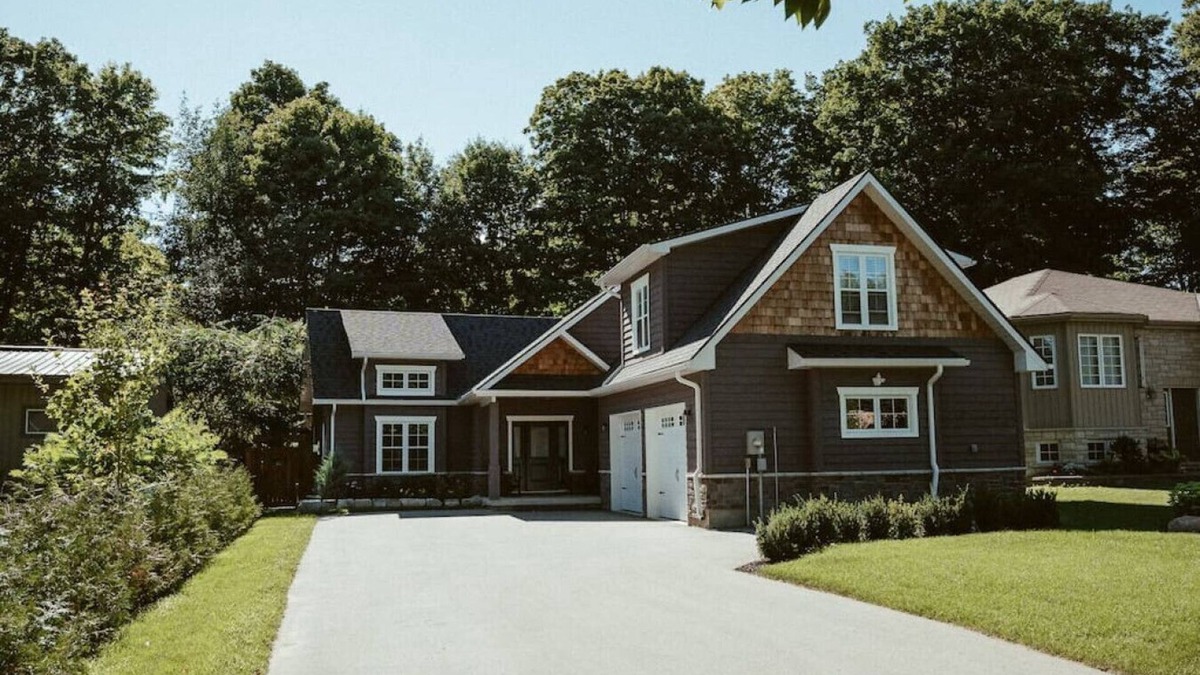Alcona Cottage | Beach House 5 Star Gem with a Muskoka room and Yoga Studio