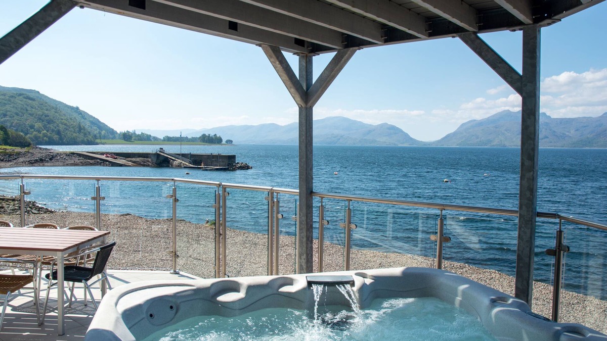 Kentallen Apartment | Beach House 5 with Hot Tub