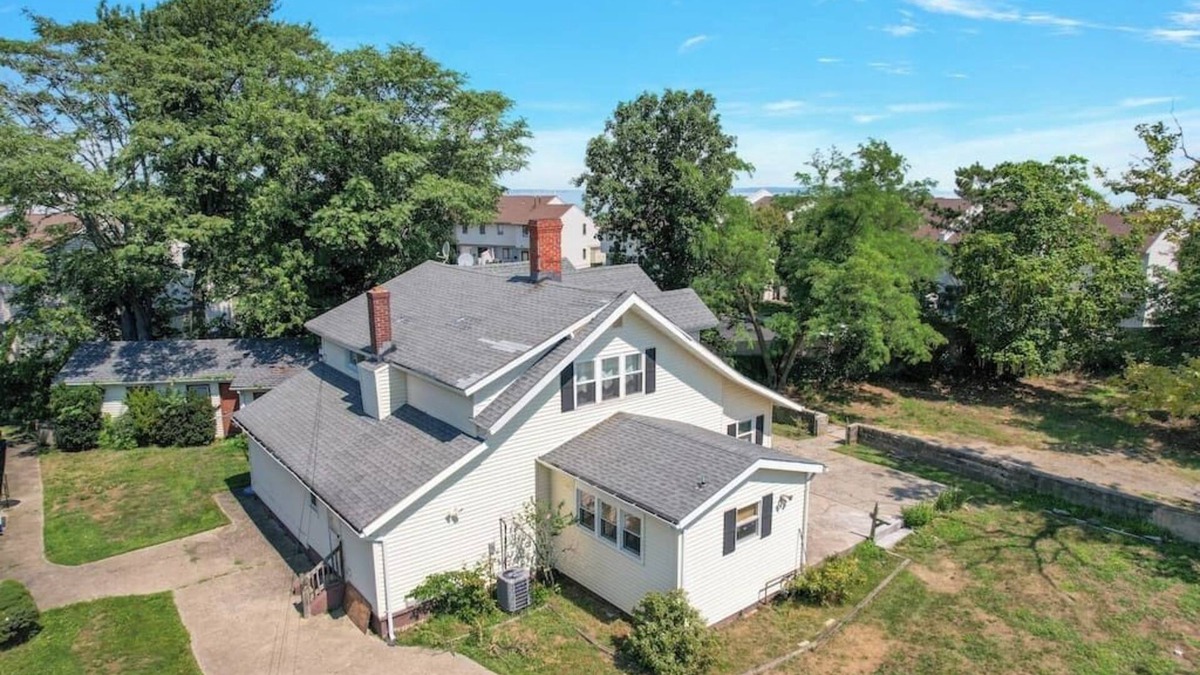 Keansburg House | Beach house-less than 1 minute walk to the beach