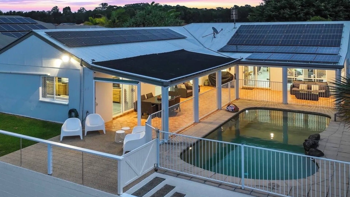 Maroochydore House | Beach House on canal , pet friendly & private jetty.SERENITY SEA BEACH HOUSE