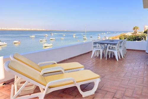 Praia de Faro Apartment | Beach House on Faro Island with a Dreamy Terrace and 7 Beds for the Perfect Escape