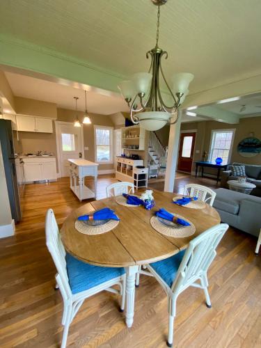 Newport Apartment | Beach House - On Lake Time