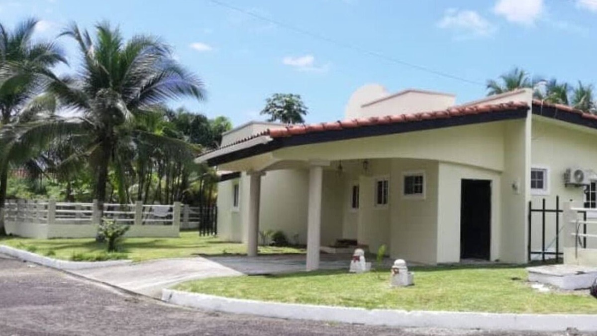 Colon House | Beach House with Swimming Pool - Panama Caribbean Beach