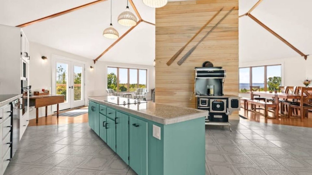 West Hants House | Beach house retreat: Waterfront & Hot Tub